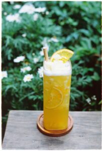 Eiskalter Früchte-Eistee