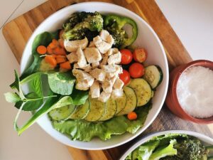 Hähnchen-Gemüse-Salat